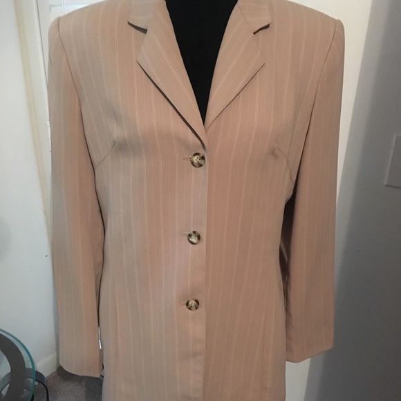 Classic Vintage Woman’s Halston suit - Picture 3 of 5